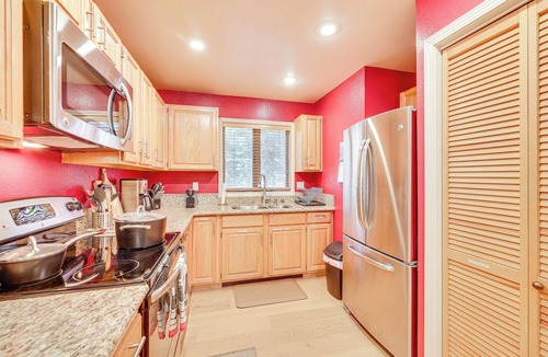 Incline Village Condo | 2 Mi to Diamond Peak! Corner-Unit Condo w/Hot Tub