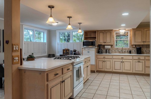 Manhattan Cottage | 2 Mi to Downtown: 4BR Country Home Near K-state