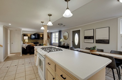 Manhattan Cottage | 2 Mi to Downtown: 4BR Country Home Near K-state