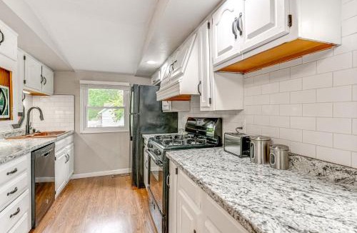 Lansing Apartment | ~ 2 Mi to Downtown: Bright Apt in Lansing!