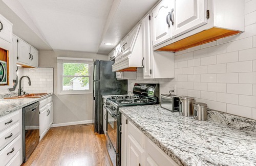 Lansing Apartment | ~ 2 Mi to Downtown: Bright Apt in Lansing!