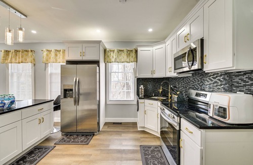 Schenectady Apartment | 2 Mi to Downtown: Charming Apt in Schenectady!