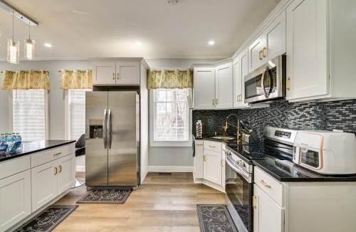 Schenectady Apartment | 2 Mi to Downtown Charming Apt in Schenectady!