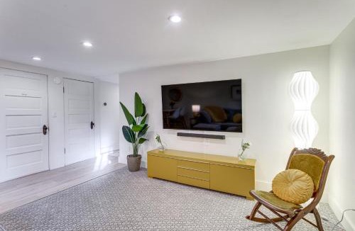 City Park Apartment | 2 Mi to Downtown Denver: Stylish Gem w/Fireplace!