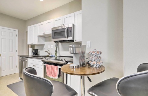 Memorial Square Apartment | 2 Mi to Downtown: Springfield Apt w/Balcony!