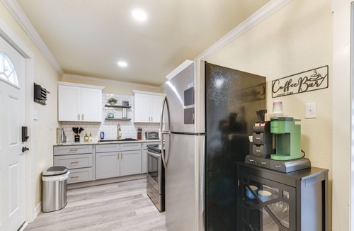 East Riverside Apartment | 2 Mi to Dtwn: Chic Waco Studio w/Fire Pit!