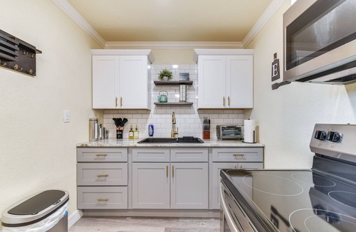 East Riverside Apartment | 2 Mi to Dtwn: Chic Waco Studio w/Fire Pit!