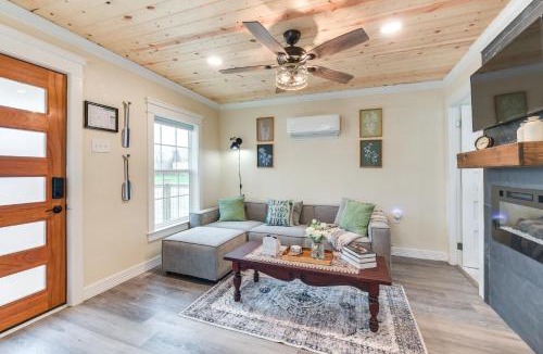 East Riverside Apartment | 2 Mi to Dtwn: Chic Waco Studio w/Fire Pit!