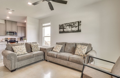 Temple House | 2 Mi to Dtwn Dining! Pet-Friendly Temple Townhome