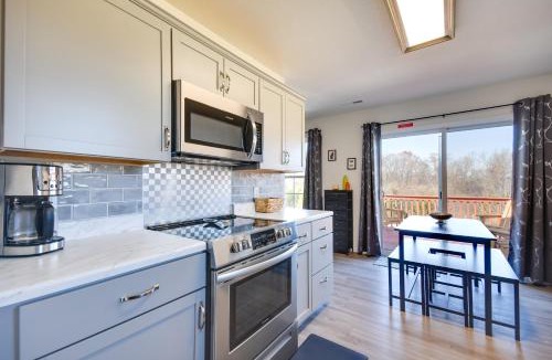 Fulton House | 2 Mi to Dtwn Fulton: 'Meadowlark' Home w/Deck!