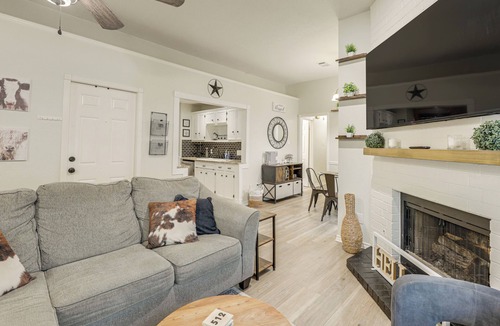 South Creek House | 2 Mi to Dtwn! Modern Round Rock Oasis w/Patio
