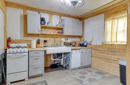 Casper Apartment | 2 Mi to Dtwn: Pet-Friendly Casper Apt!