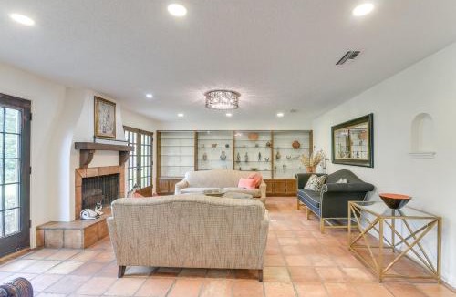 Bailey's Prairie House | 2 Mi to Dtwn: Spacious Angleton Home w/Courtyard!