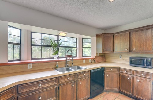 Bailey's Prairie House | 2 Mi to Dtwn: Spacious Angleton Home w/Courtyard!