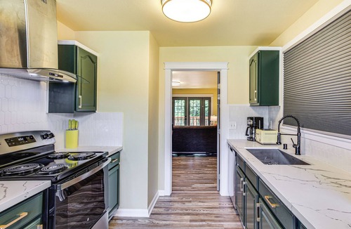 Hilltop Cottage | 2 Mi to Dtwn Tacoma: Charming Home w/Deck & Yard!