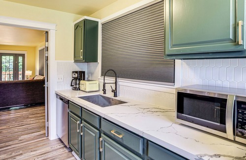 Hilltop Cottage | 2 Mi to Dtwn Tacoma: Charming Home w/Deck & Yard!