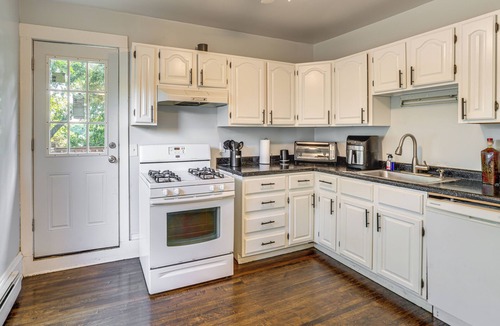 Lowry Hill East Apartment | 2 Mi to Dtwn! Walkable Minneapolis Apt w/ Deck