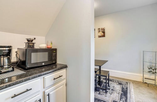 Lowry Hill East Apartment | 2 Mi to Dtwn! Walkable Minneapolis Apt w/ Deck