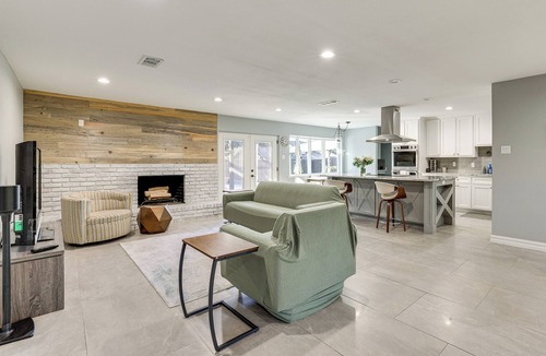 Northwest Dallas Cottage | 2 Mi to Galleria Dallas: Group Retreat w/Yard!