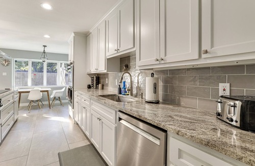 Northwest Dallas House | 2 Mi to Galleria Dallas: Group Retreat w/Yard!