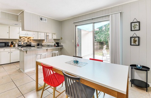 Wright House | 2 Mi to Garniers Beach Park: Pet-Friendly FWB Home