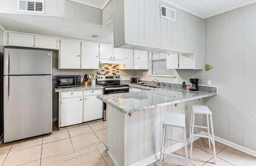 Wright House | 2 Mi to Garniers Beach Park: Pet-Friendly FWB Home