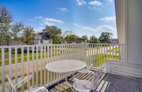 Jennings House | 2 Mi to Gator Chateau: Vibrant Home w/Balcony