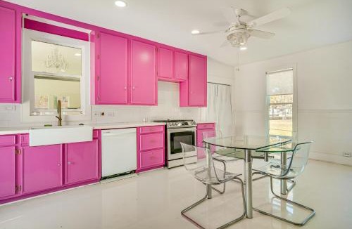 Jennings House | 2 Mi to Gator Chateau: Vibrant Home w/Balcony