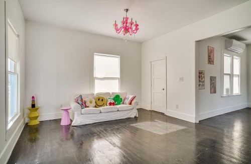 Jennings House | 2 Mi to Gator Chateau: Vibrant Home w/Balcony