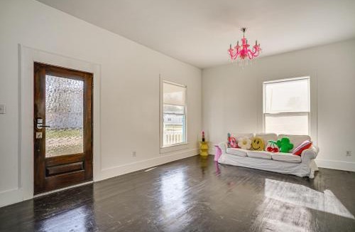Jennings House | 2 Mi to Gator Chateau: Vibrant Home w/Balcony