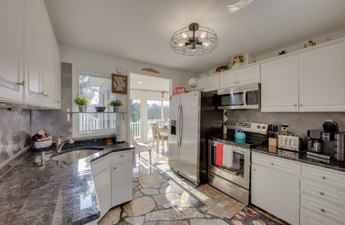 Hummelstown House | 2 Mi to Hersheypark: Group Getaway w/Deck