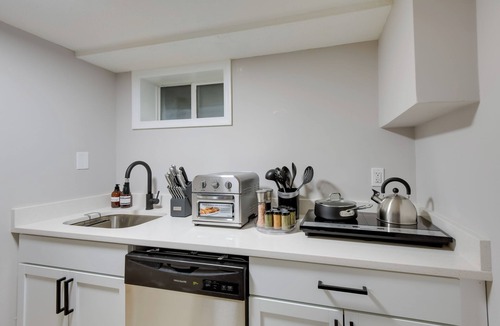Woodbridge House | 2 Mi to Historic Occoquan District: Modern Duplex