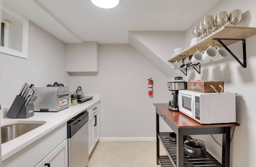 Woodbridge House | 2 Mi to Historic Occoquan District: Modern Duplex