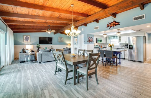 Homosassa House | 2 Mi to Homosassa Springs: Riverfront Home w/Dock