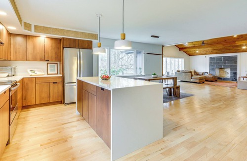 Town of White Creek House | 2 Mi to Hoosic River: 'The Moss House' w/Deck!