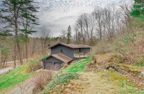 Town of White Creek House | 2 Mi to Hoosic River The Moss House with Deck!