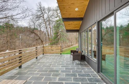 Town of White Creek House | 2 Mi to Hoosic River The Moss House with Deck!