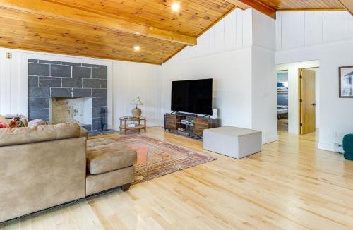 Town of White Creek House | 2 Mi to Hoosic River The Moss House with Deck!