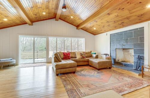 Town of White Creek House | 2 Mi to Hoosic River The Moss House with Deck!
