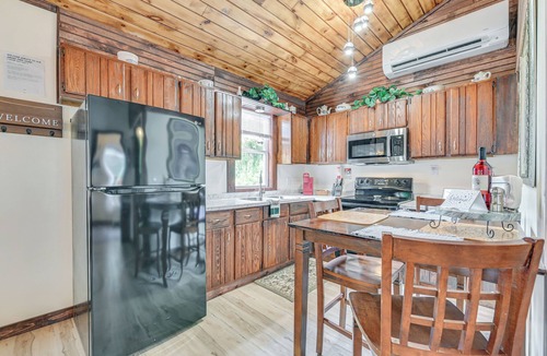 Peru Cabin | 2 Mi to Lake Champlain: Cabin w/River Access!