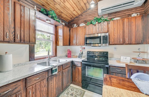 Peru Cabin | 2 Mi to Lake Champlain: Cabin w/River Access!