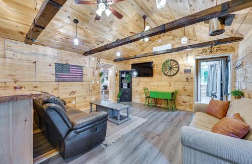 Gentryville House | 2 Mi to Lincoln State Park: All-Season Retreat