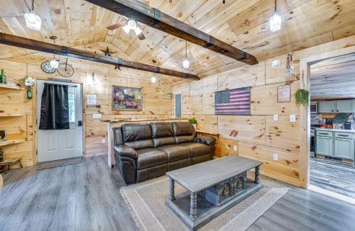 Gentryville House | 2 Mi to Lincoln State Park: All-Season Retreat