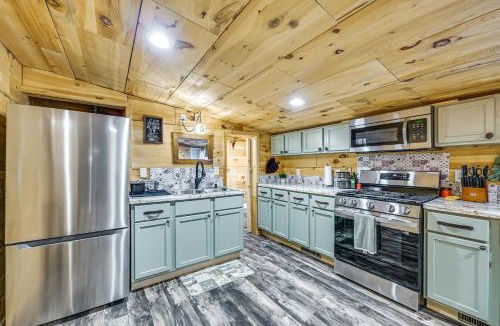Gentryville House | 2 Mi to Lincoln State Park: All-Season Retreat