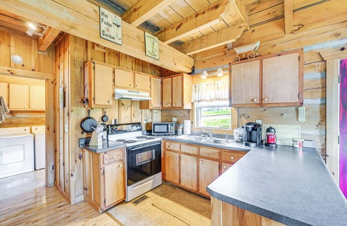 Vesta Cabin | 2 Mi to Mabry Mill: Mtn-View Cabin w/Porch!