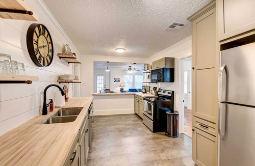 Austin Ave. House | 2 Mi to Magnolia Mkt: Cozy Retreat w/Shared Yard