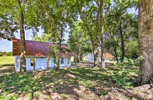 Grove House | 2 Mi to Marinas & Grove: Cozy Cabin w/Grill