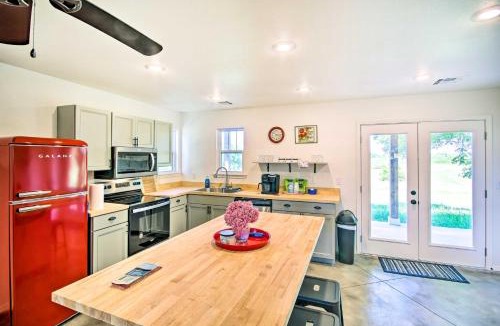 Grove House | 2 Mi to Marinas & Grove: Cozy Cabin w/Grill