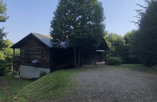 Murphy Cabin | 2 mi To Murphy center. 5 minutes to Casino . 10 minutes to Medical Center.