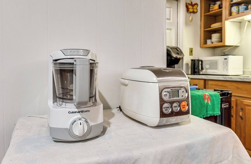 Greenwich Apartment | 2 Mi to NYC Train: WFH-Friendly Greenwich Apt!